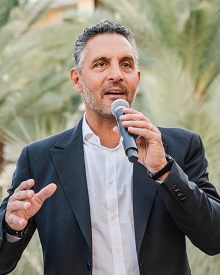 Mauricio Umansky, emlak piyasasında konuşma yaparken.